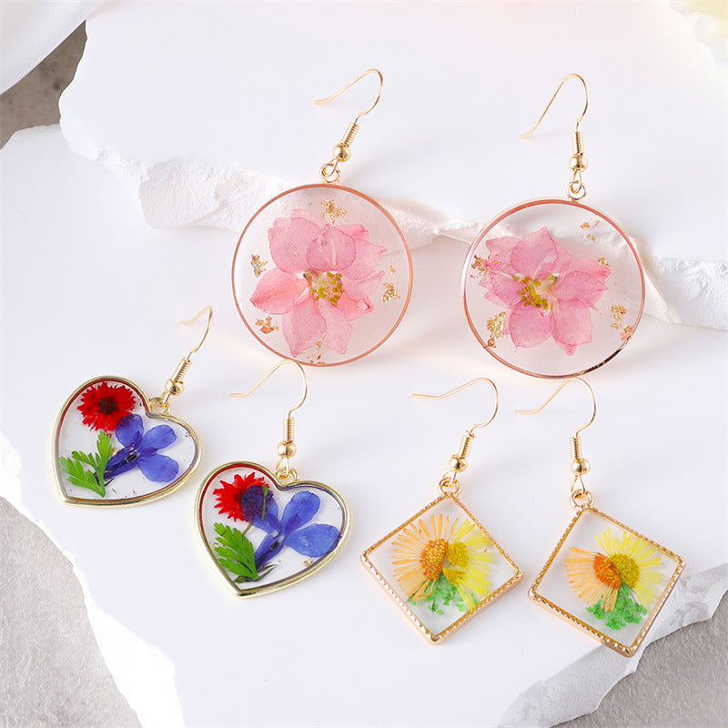 Fresh and Simple Preserved Flower Resin Daisy Earrings with Unique Irregular Geometric Heart Pendant