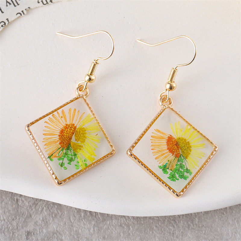 Fresh and Simple Preserved Flower Resin Daisy Earrings with Unique Irregular Geometric Heart Pendant