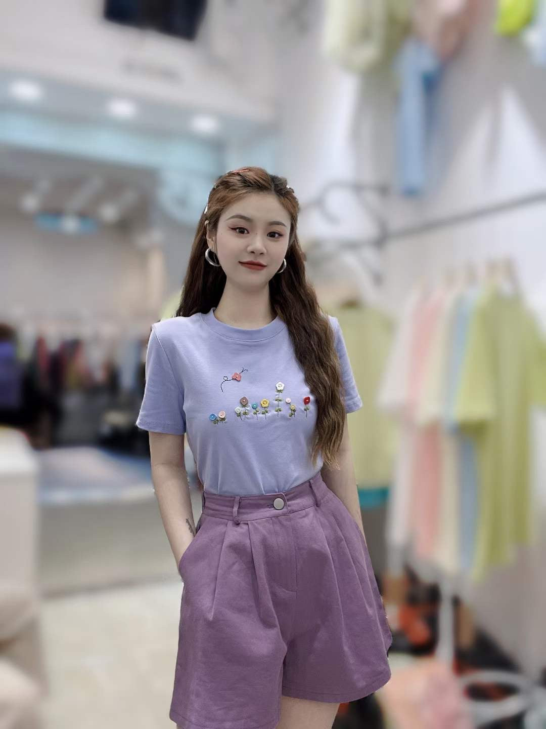 Sweet Button Embroidered Small Flower T-Shirt Straight Side