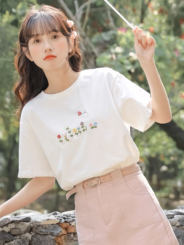 Sweet Button Embroidered Small Flower T-Shirt Straight Side