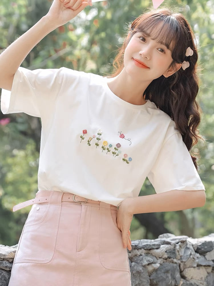 Sweet Button Embroidered Small Flower T-Shirt Straight Side