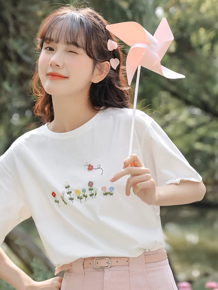 Sweet Button Embroidered Small Flower T-Shirt Straight Side