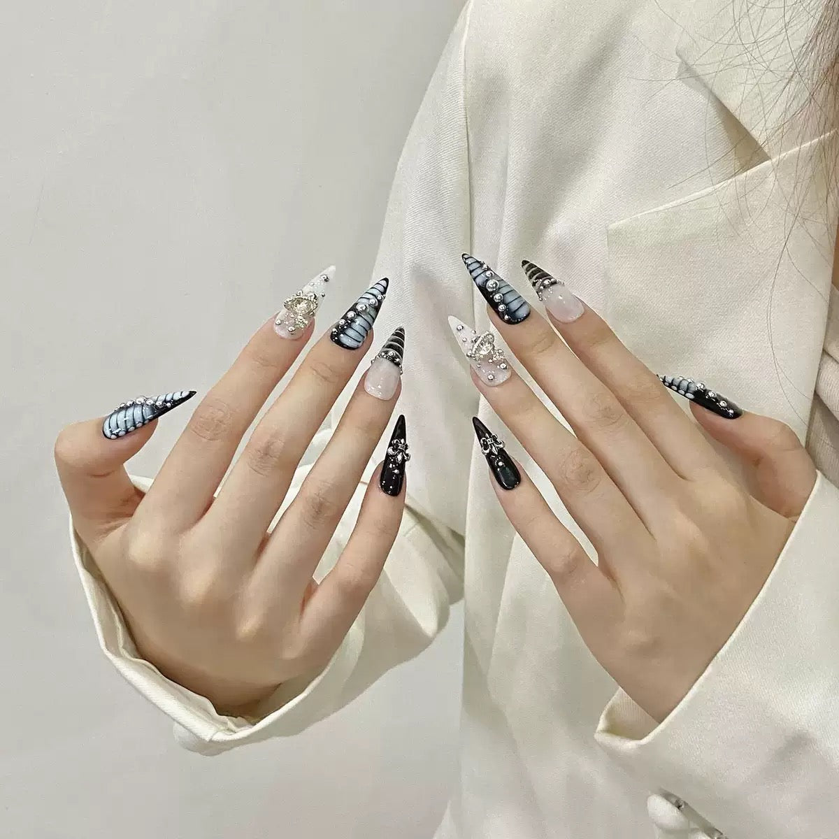 Black&White Dream Aurora Gradient Crocodile Pattern Saturn Handmade Press-On Nails, 30mm Length（10 pcs）